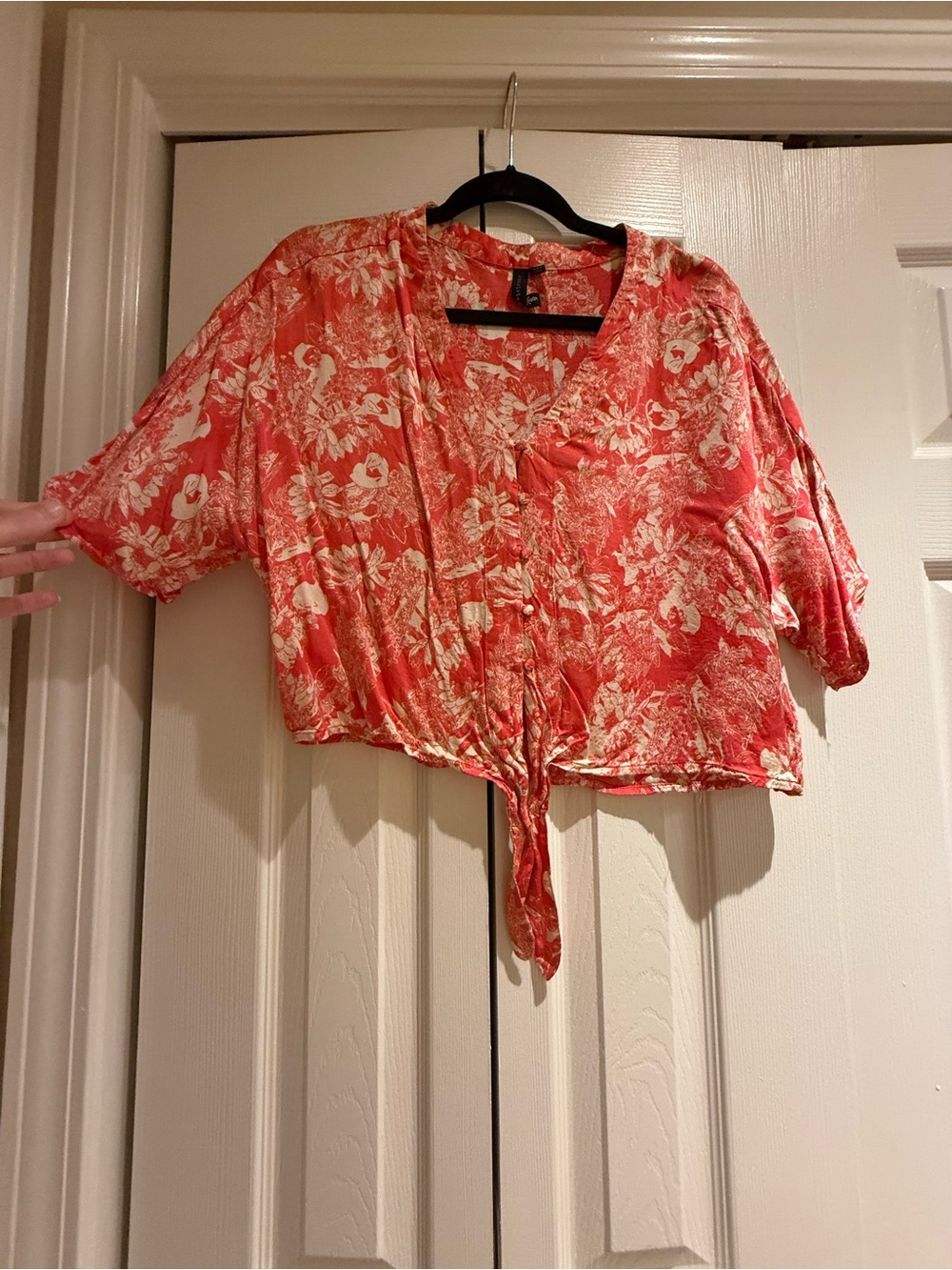 knot sisters Coral Tie-Front Floral Crop Top